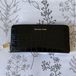 Michael Kors - Wristlet Zip around Wallet
